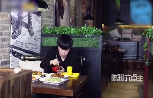 Anh đầu bếp xui xẻo không may gặp phải anh thợ cắt tóc "cơ hội"