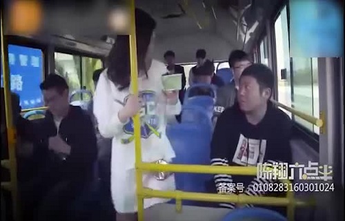 Chàng trai "thèm thuồng" khi ngồi cạnh gái xinh trên xe buýt