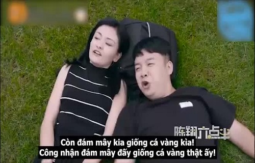 Đang ngắm mây cùng bạn gái bất ngờ "sao quả tạ" rơi vào đầu