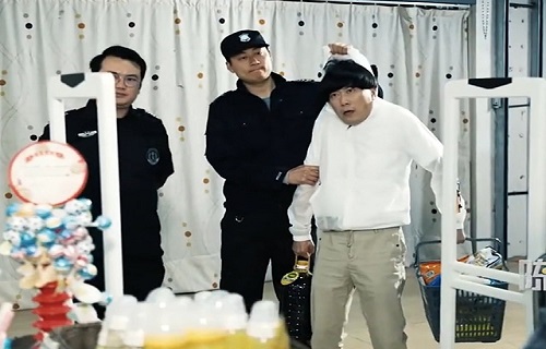 Hậu quả cực thốn khi dám liều lĩnh "tráo giá" trong siêu thị