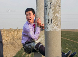 Chú rể bị trói vào gốc cây, xịt xi đánh giày và mù tạt giữa phố