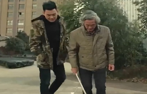 Cụ ông viết chữ ngoài đường bỗng nhiên bị thanh niên xông vào đánh