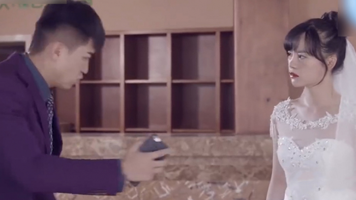 Chàng trai trách móc người yêu cũ "vô tình" trong ngày cưới của mình