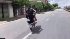 Cô gái đu bám “quái xế” bốc đầu xe máy, đánh võng gây phẫn nộ