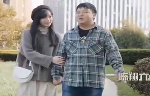 "Cái miệng làm hại cái thân", khen bạn gái thì phải biết điểm dừng!