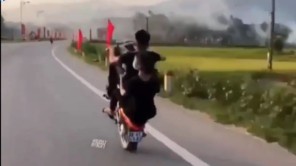 Hãi hùng cảnh cô gái đu bám lái xe máy bốc đầu, đánh võng “trêu ngươi” ô tô
