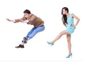 Cô gái tung cước đá bạn trai tới tấp khiến dân mạng xôn xao