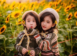 Phản ứng của cô bé khi chị gái bị mắng khiến ai cũng phì cười