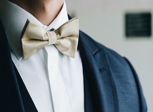 Chú rể khốn đốn khi bị đám bạn "hành" trong ngày cưới