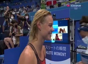 Nụ hôn xuyên biên giới ở Olympic: Kình ngư Pháp ôm hôn người đẹp Đan Mạch