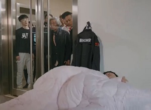 Chỉ vì bảo vệ mê ngủ khiến cả công ty phải đứng ngoài cửa cả ngày