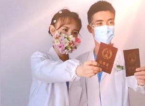 Clip: Nữ bác sĩ đeo khẩu trang hoa chụp ảnh cưới “gây sốt”Clip: Nữ bác sĩ đeo khẩu trang hoa chụp ảnh cưới “gây sốt”