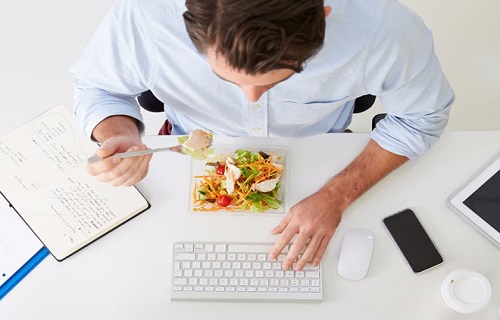 Hậu quả của việc mải mê dùng điện thoại trong lúc ăn