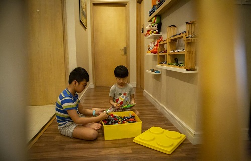 Nỗi lo của bà mẹ khi có con trai đi học xa nhà