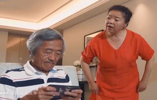 Bà vợ "trừng trị" ông chồng già rồi còn ham mê chơi game