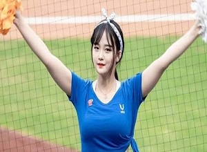 Nữ hoạt náo viên 'gây sốt' với vẻ đẹp 'thiên thần' cùng body nóng bỏng