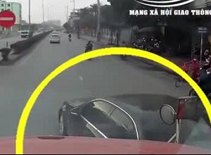 Cô gái đi xe máy ngã nằm sấp xuống đường sau tai nạn kinh hoàng