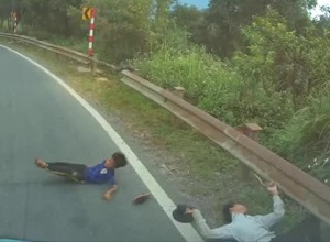 'Nhanh 1 phút' ô tô tông lái xe máy và bé trai ngã ngửa, 2 tài xế nhận mưa chỉ trích