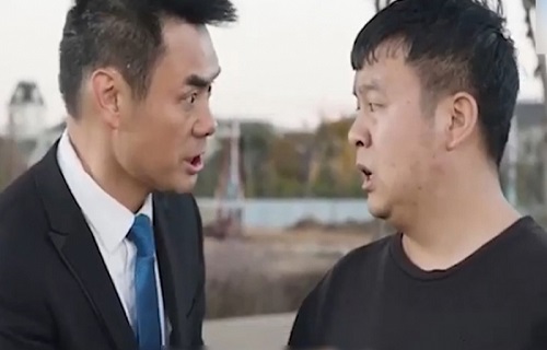 Suốt ngày bị sếp bắt tăng ca, nhân viên nghĩ kế dọa sếp một phen khiếp vía