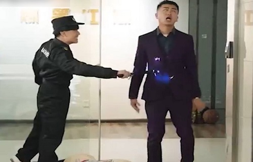 Anh chàng bảo vệ khiến cả công ty khiếp sợ trong ngày đầu đi làm