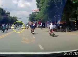 Cô gái lao sang đường như tự sát, tạt đầu ô tô gặp ngay tai họa