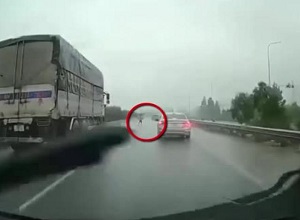 Phóng như tên bắn qua ngã tư, 2 'quái xế' gặp họa kinh hoàng