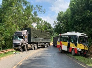 Lấn làn khi vào cua, xe buýt tông trực diện xe đầu kéo trên QL3