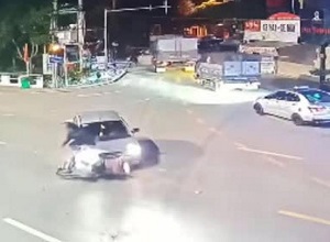 Lái xe máy gặp tai họa tông ô tô xi nhan 'lừa đảo', cư dân mạng tranh cãi đúng sai
