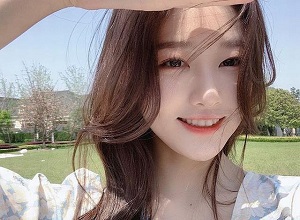 Bị chụp lén trên tàu điện, cô gái đột nhiên "gây sốt" vì có nhan sắc "thần tiên"