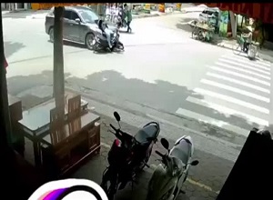 Ô tô phóng nhanh húc bay tài xế xe máy gây tranh cãi đúng sai