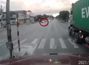 Chở cô gái đầu trần, tài xế lạng lách, đánh võng 'né' CSGT