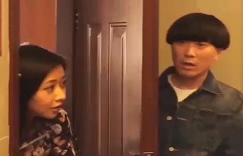 Cô gái ở nhà một mình và chàng trai lang thang may mắn