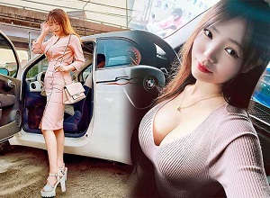 Nữ streamer sở hữu vòng 1 tròn đầy, kiêm luôn cả nghề bán ô tô khiến khách hàng 'nhức mắt'