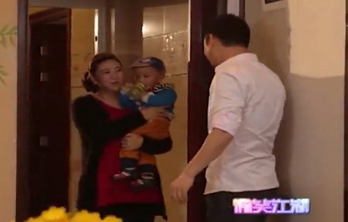 Được cô hàng xóm nhờ trông hộ con khiến anh chàng dở khóc dở cười