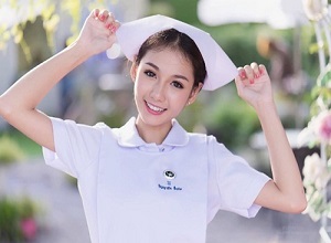 Nữ y tá xinh như hot girl từng bị sa thải vì quá nổi tiếng