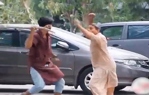 Thanh niên rảnh rỗi mang gậy ra troll người đi đường bị đuổi chạy mất dép