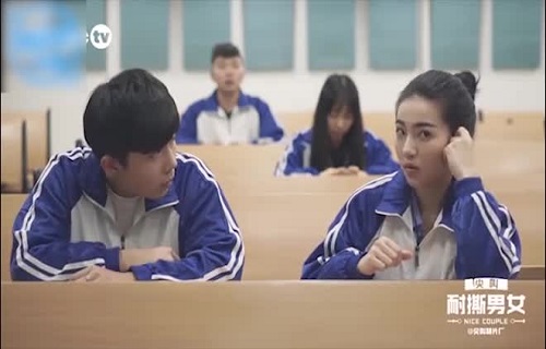 Cô gái nhận cái kết bất ngờ với bạn học cùng bàn có tâm