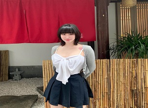 Hot girl hút fan nhờ số đo 3 vòng bốc lửa cùng hình xăm cá tính