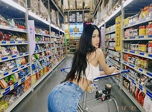 Trào lưu các cô gái mặc hở khoe body khi đi siêu thị khiến người nhìn đỏ mặt