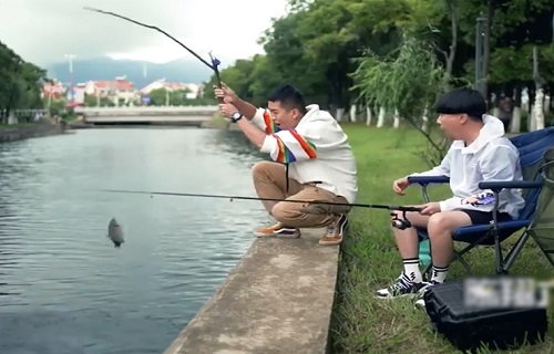 Cá cũng mê trai đẹp khiến anh chàng câu cá phải ôm hận