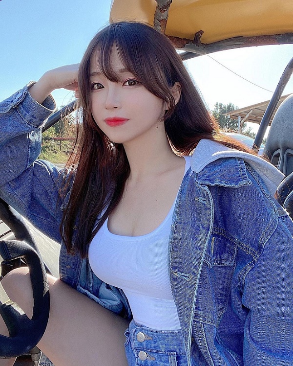 Diện đồ công nhân, nàng hot girl sửa xe khiến người xem khó rời mắt