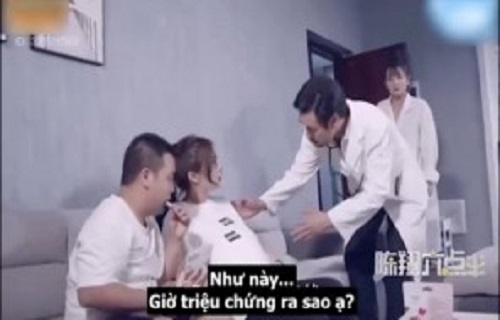 Vợ đau đẻ nhưng ông chồng vô tâm chỉ biết ngồi xem đá bóng