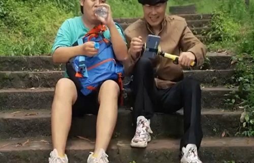 Cả nhà đi du lịch nhưng hai bố con bỏ rơi mẹ lúc nào không hay!