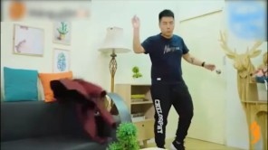 Anh chàng ngoại tình dùng chiêu che mắt nhưng vô tình vị vợ phát hiện