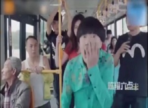 Cô gái khóc thét với văn hóa của các quý ông trên xe buýt
