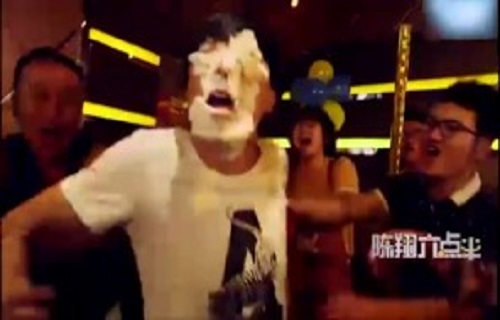 Anh chàng vào nhầm phòng karaoke nhận ngay cái kết đắng