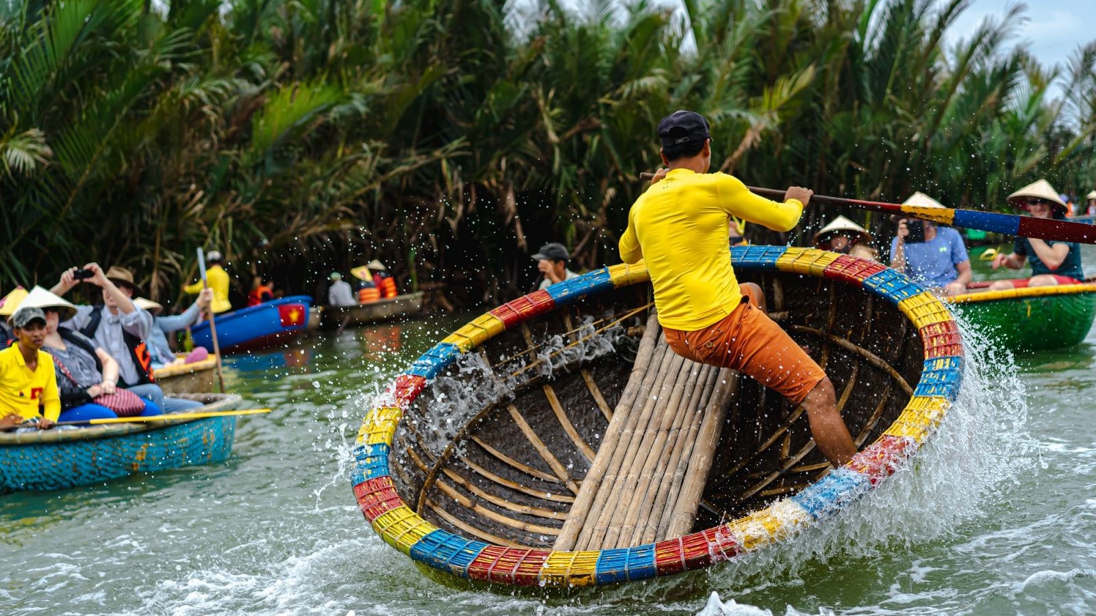 Nguyên Liệu Làm Thuyền Thúng Chở Du Khách Tại Rừng Dừa Bảy Mẫu