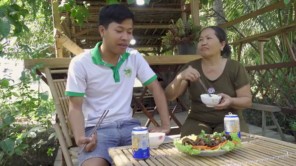 Bò Cuộn Cá Hồi Sốt Tiêu Xanh