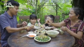 Cháo gà tre, gỏi rau càng cua đãi cháu Ngoại